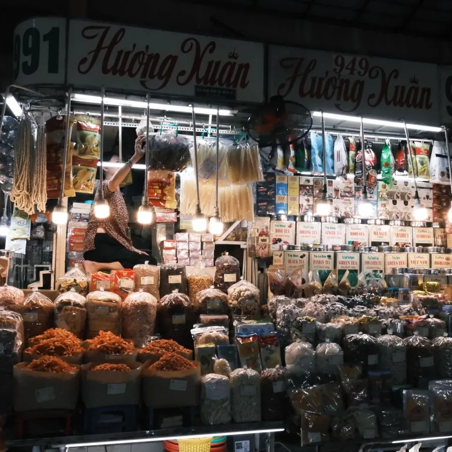 Bàn nướng đông khách tại Tạp Hóa Sơn Lợi